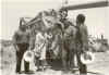JOSE V,  PURA,  EVARISTO,  JOSE H. y  CAYO  (en tractor) . Año: 1966 - En un descanso y parada de la vieja trilladora para el almuerzo.